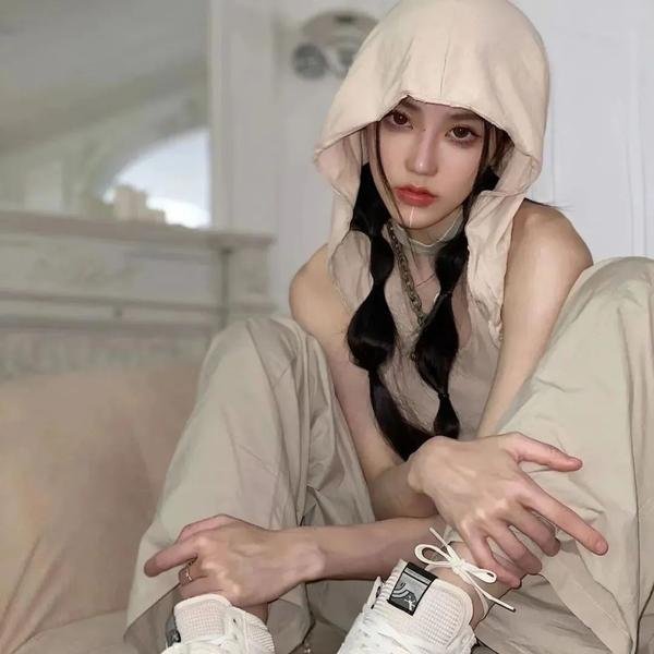 穿黄睡衣的女孩